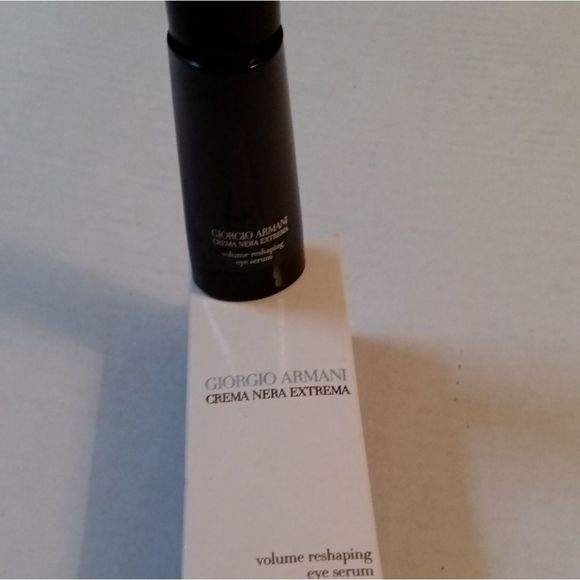Giorgio Armani crema nera extrema. Volume reshaping eye serum. 15 ml.